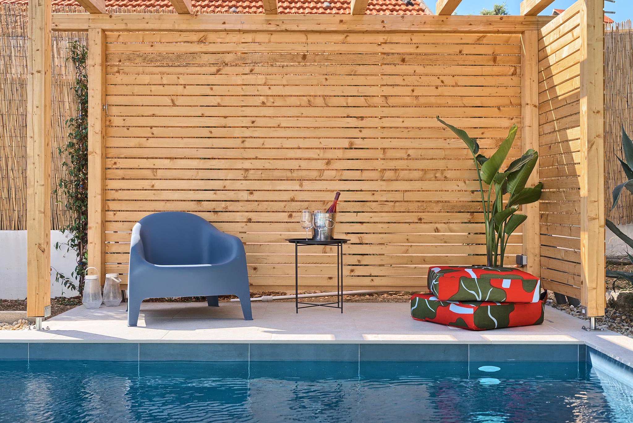 drvena sjenica uz bazen