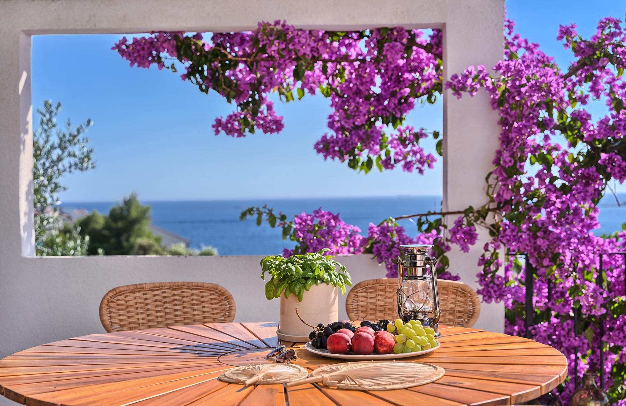 pogled s terase na more iz kuče za odmor Porto Manera