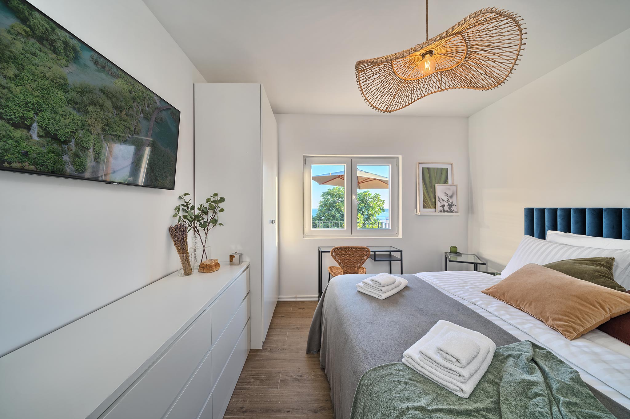 spavaća soba s televizijom u kući za odmor Porto Manera